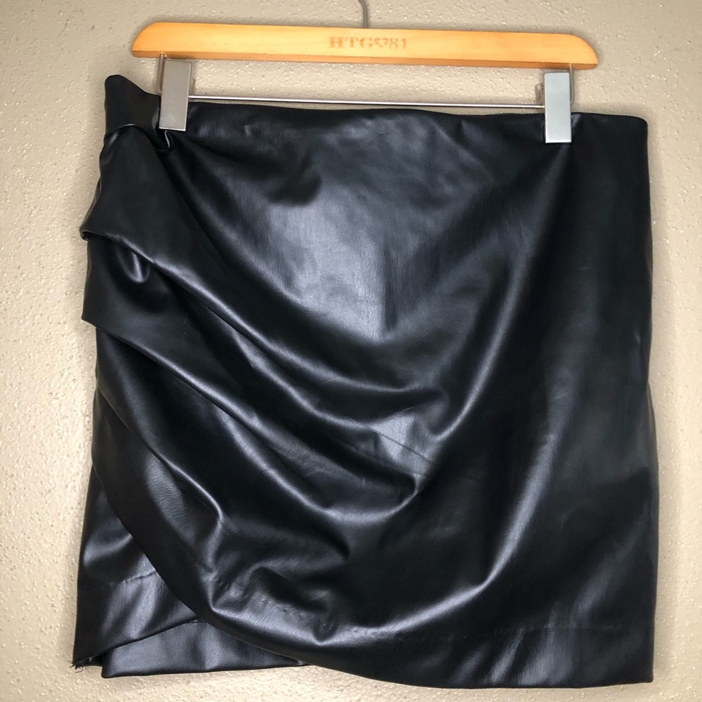 H&M Black Ruched Mini Skirt